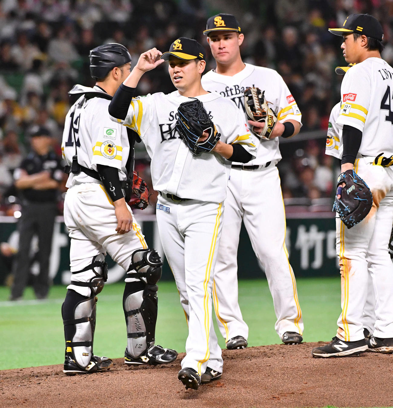 ソフトバンク対巨人　5回表巨人2死一塁、降板となりベンチへ戻る伊藤（撮影・岩下翔太）