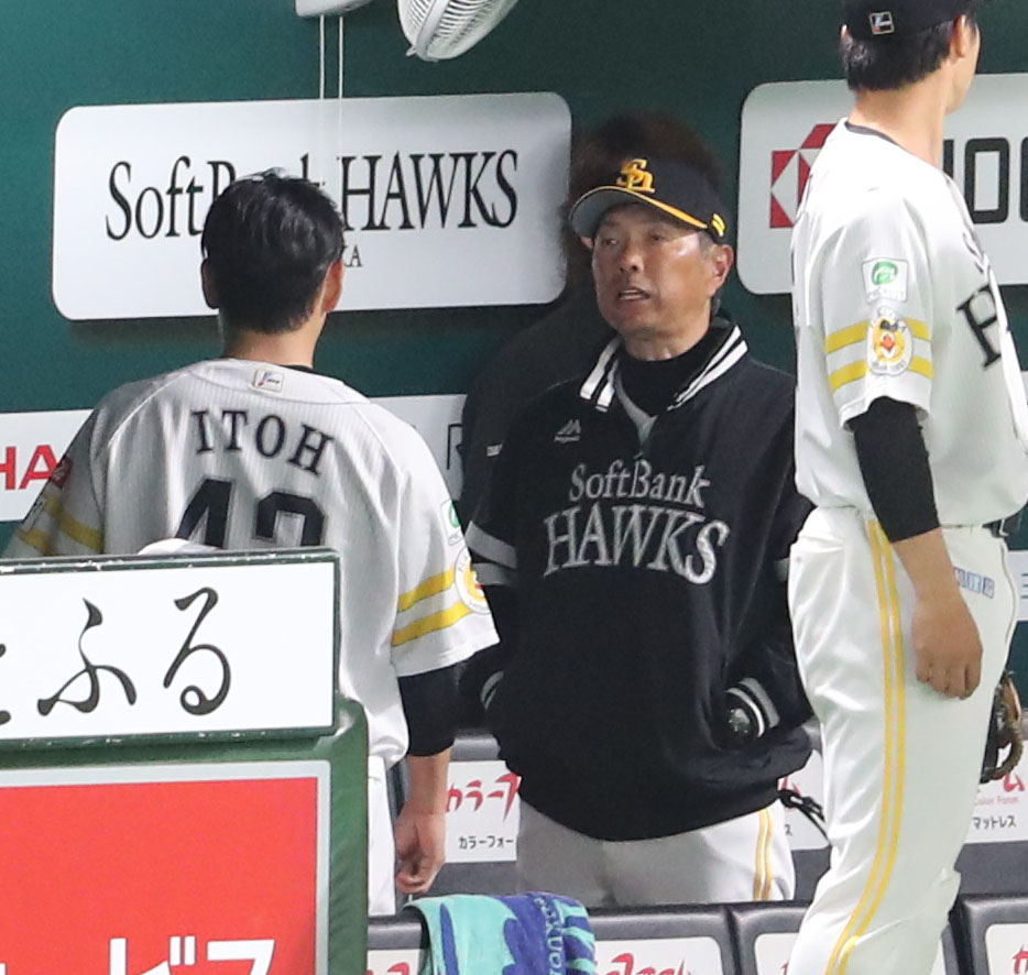 ソフトバンク対巨人　5回途中で交代した伊藤に声をかける小久保監督（撮影・梅根麻紀）