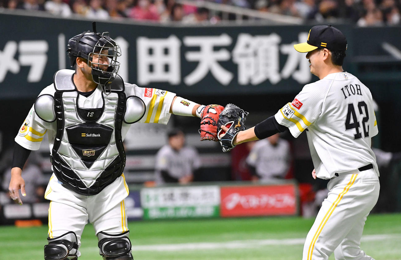 ソフトバンク対巨人　3回表巨人2死一、二塁、ヘルナンデスを中直に抑え、嶺井（左）とグラブタッチを交わす伊藤（撮影・岩下翔太）