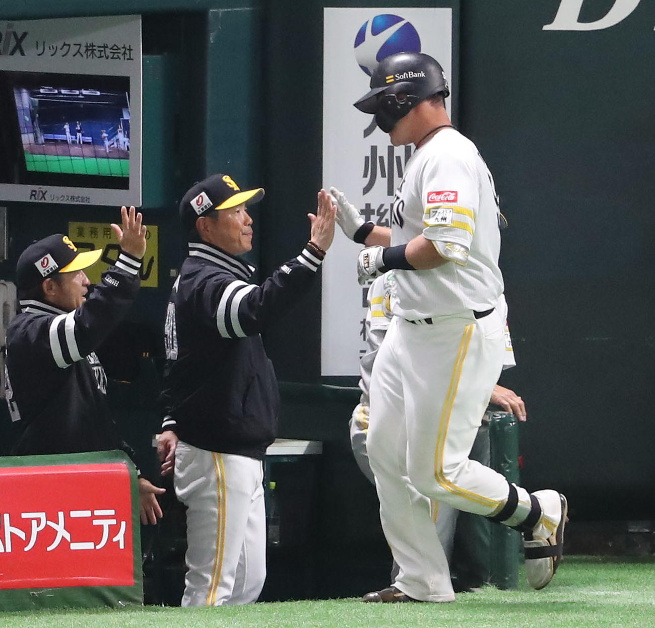 ソフトバンク対巨人　6回裏ソフトバンク無死、リチャードは左中間に本塁打を放ち小久保監督とハイタッチ（撮影・梅根麻紀）