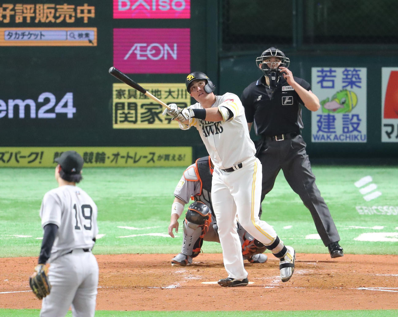 ソフトバンク対巨人　6回裏ソフトバンク無死、リチャードは左中間に本塁打を放つ。投手山崎（撮影・梅根麻紀）