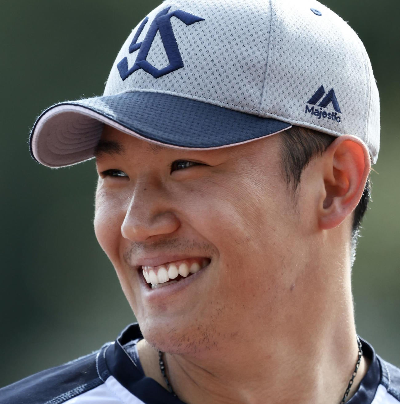 ヤクルト対オリックス　試合前、笑顔でウォーミングアップするヤクルト奥川（撮影・河田真司）
