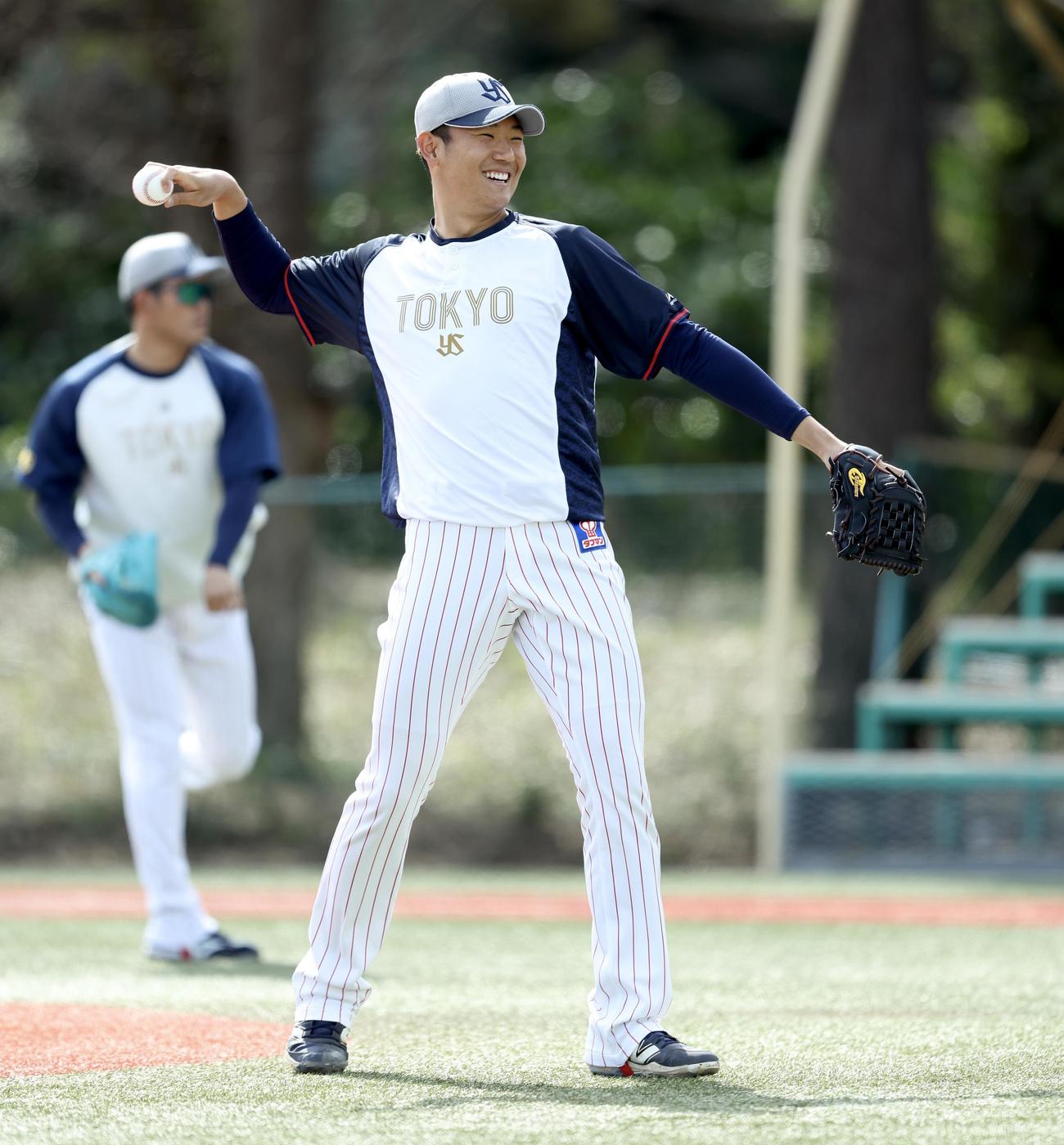 ヤクルト対オリックス　試合前、笑顔でキャッチボールするヤクルト奥川（撮影・河田真司）