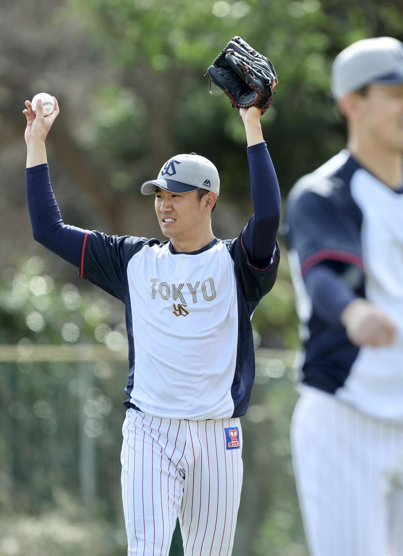ヤクルト対オリックス　試合前、キャッチボールするヤクルト奥川（撮影・河田真司）