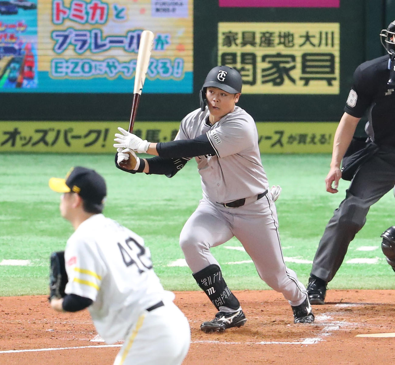ソフトバンク対巨人　3回表巨人2死、中山は右越え二塁打を放つ（撮影・梅根麻紀）