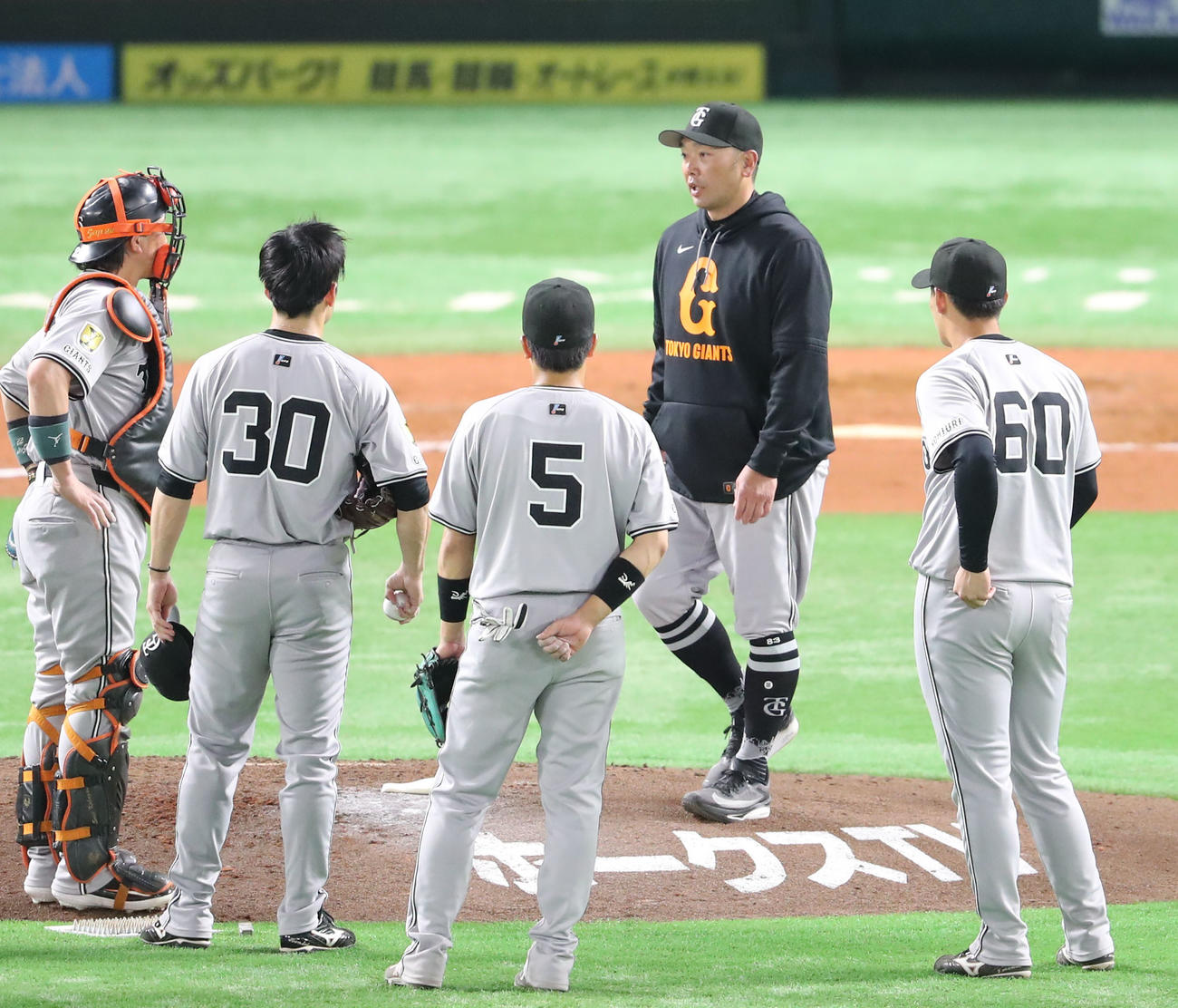 ソフトバンク対巨人　7回に異変を感じた近藤は交代、阿部監督自らマウンドへ行き声をかける（撮影・梅根麻紀）