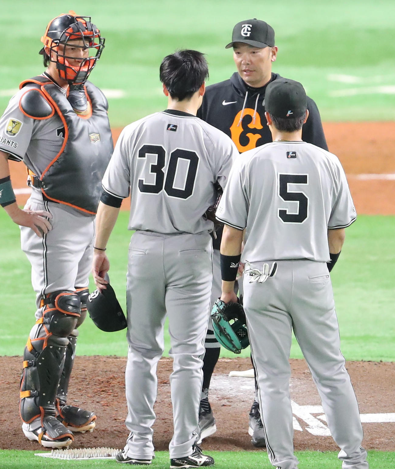 ソフトバンク対巨人　7回に異変を感じた近藤は交代、阿部監督自らマウンドへ行き声をかける（撮影・梅根麻紀）