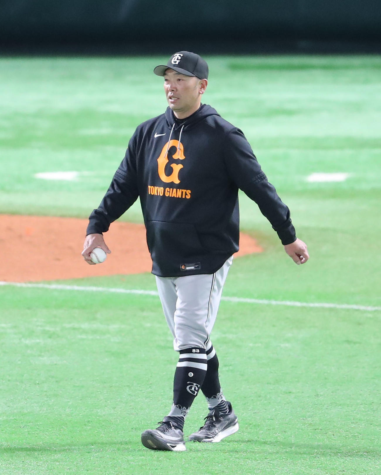 ソフトバンク対巨人　7回に異変を感じた近藤は交代、阿部監督自らマウンドへ行き声をかける（撮影・梅根麻紀）