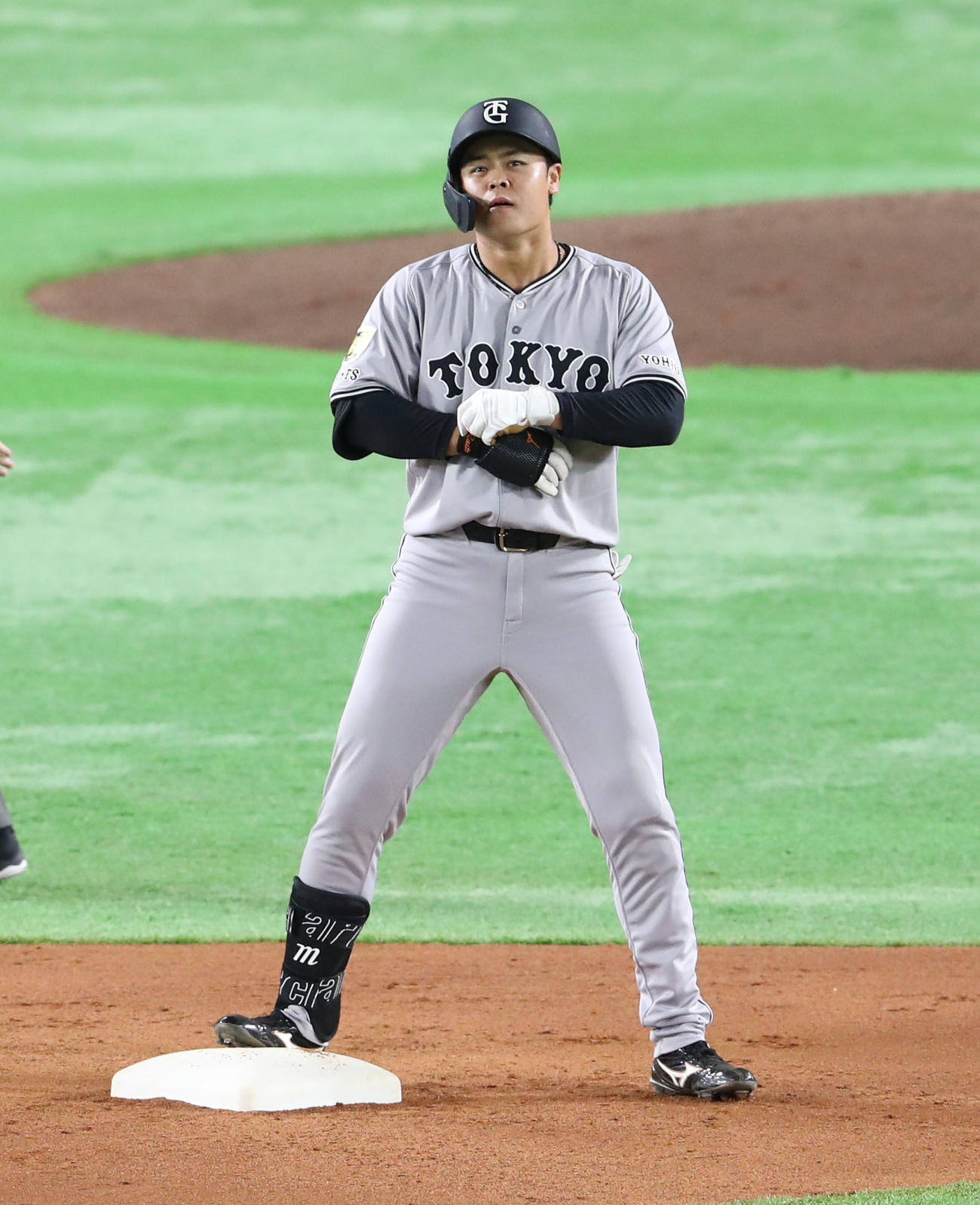 ソフトバンク対巨人　3回表巨人2死、中山は右越え二塁打を放つ（撮影・梅根麻紀）
