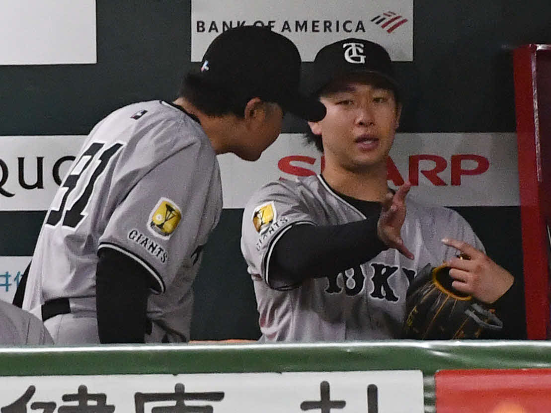 ソフトバンク対巨人　5回裏終了後、ベンチで杉内コーチ（左）と話す山崎（撮影・岩下翔太）