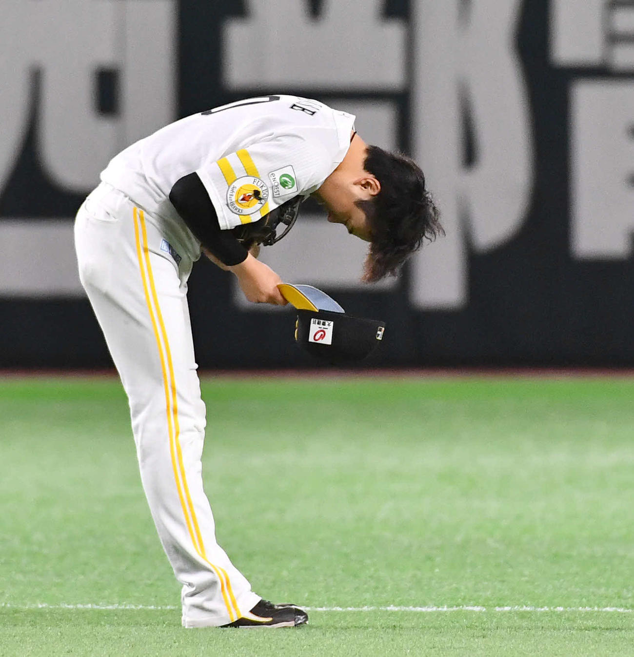 ソフトバンク対巨人　3回裏終了後、先制本塁打を放った川瀬は守備位置につき、ファンの声援に深く一礼する（撮影・岩下翔太）