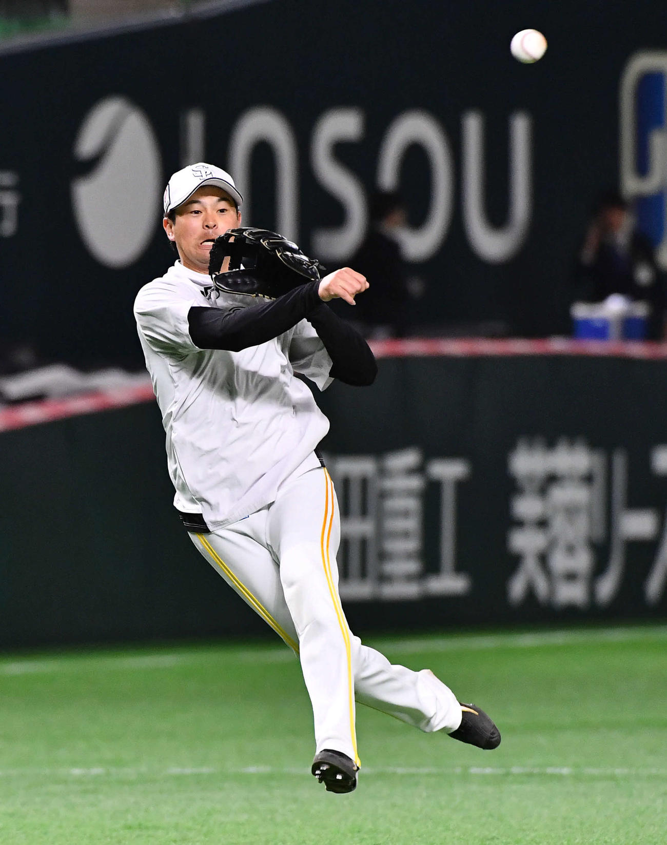 ソフトバンク対巨人　1軍に合流し、ノックを受ける川瀬（撮影・岩下翔太）