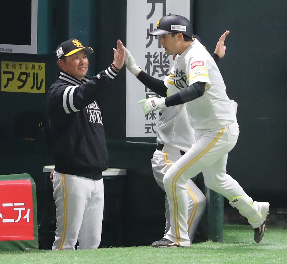 ソフトバンク対巨人　3回裏ソフトバンク1死、川瀬は右越えに先制本塁打を放ち小久保監督とハイタッチをかわす（撮影・梅根麻紀）