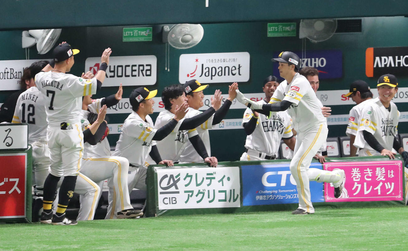 ソフトバンク対巨人　3回裏ソフトバンク1死、川瀬は右越えに先制本塁打を放ちベンチのナインとハイタッチ（撮影・梅根麻紀）