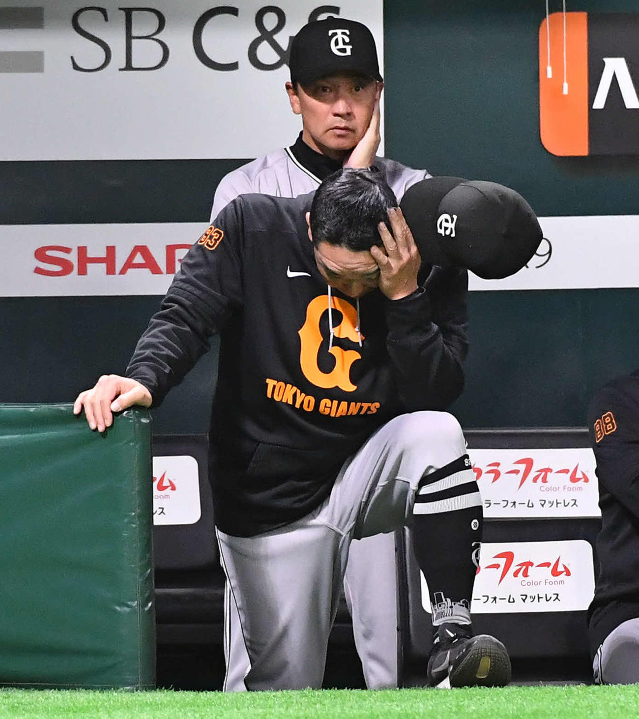 ソフトバンク対巨人　5回表、ベンチで頭を抱える阿部監督（撮影・岩下翔太）