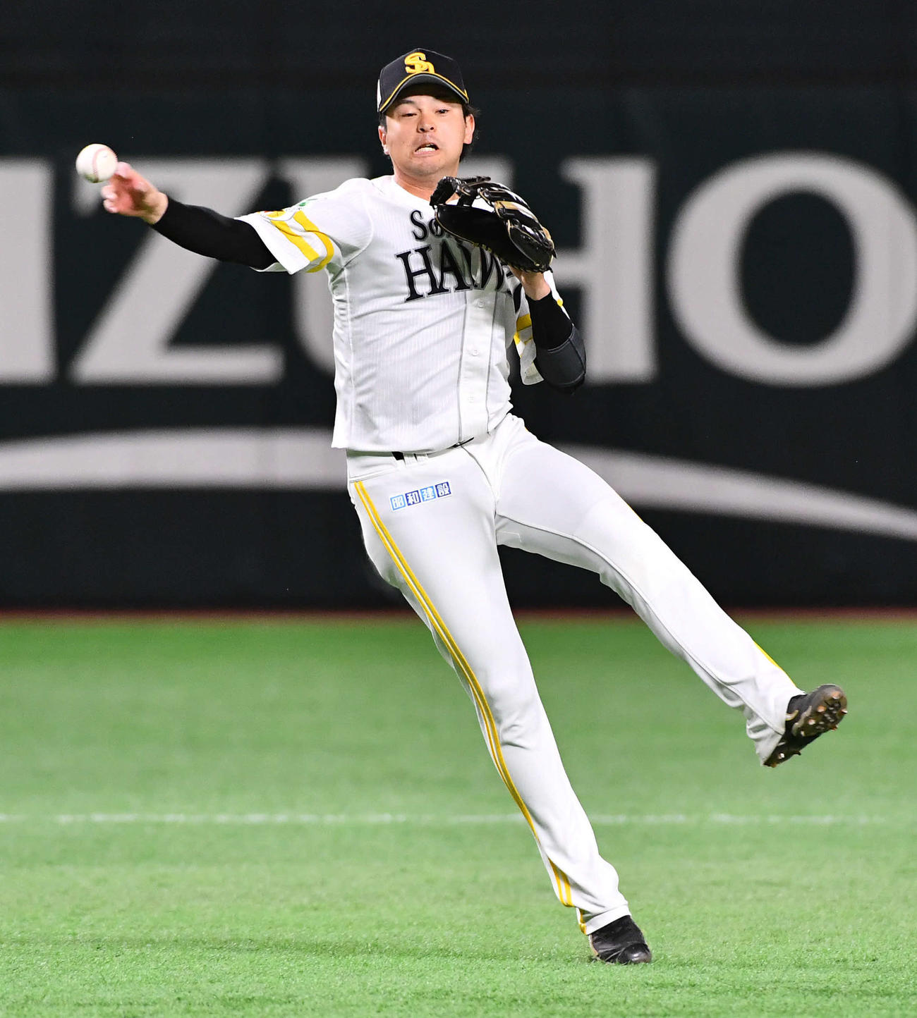 ソフトバンク対巨人　4回表巨人無死、吉川の打球を素早く処理する遊撃手川瀬（撮影・岩下翔太）