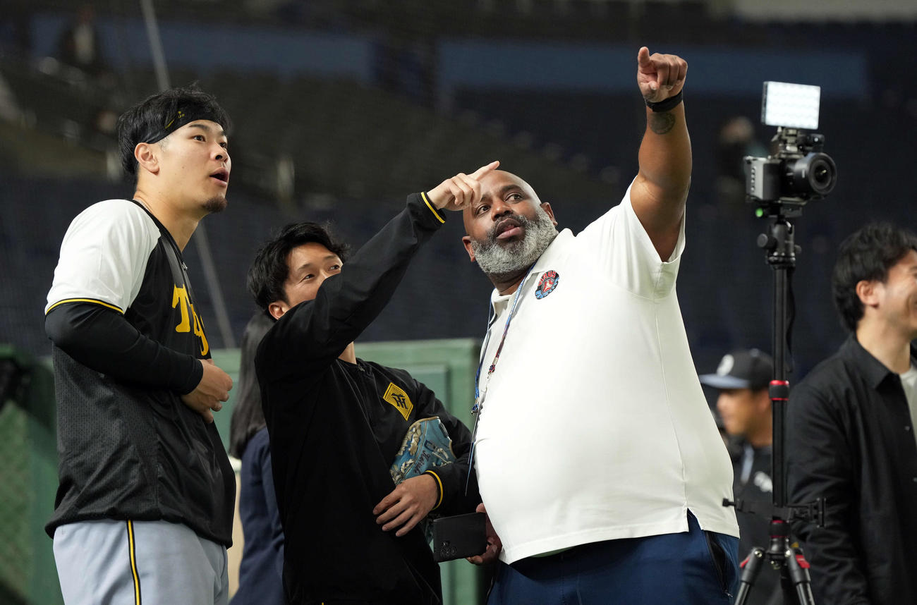 海外メディアと話をする阪神佐藤輝（撮影・たえ見朱実）