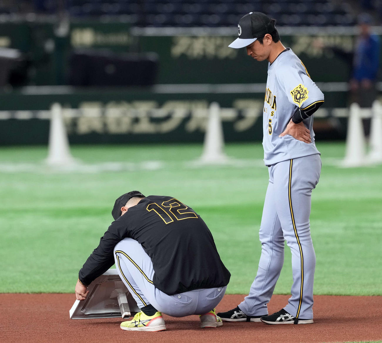 MLB使用のベースを見る阪神坂本（撮影・たえ見朱実）
