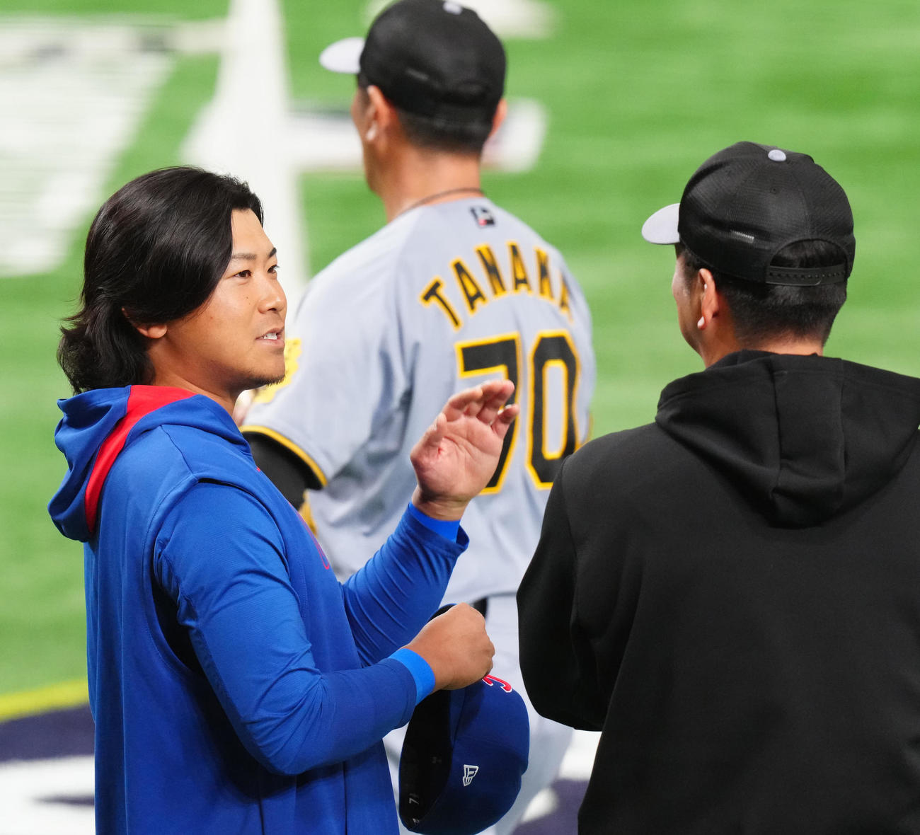 阪神藤川監督（右）と言葉を交わすカブス今永（撮影・江口和貴）