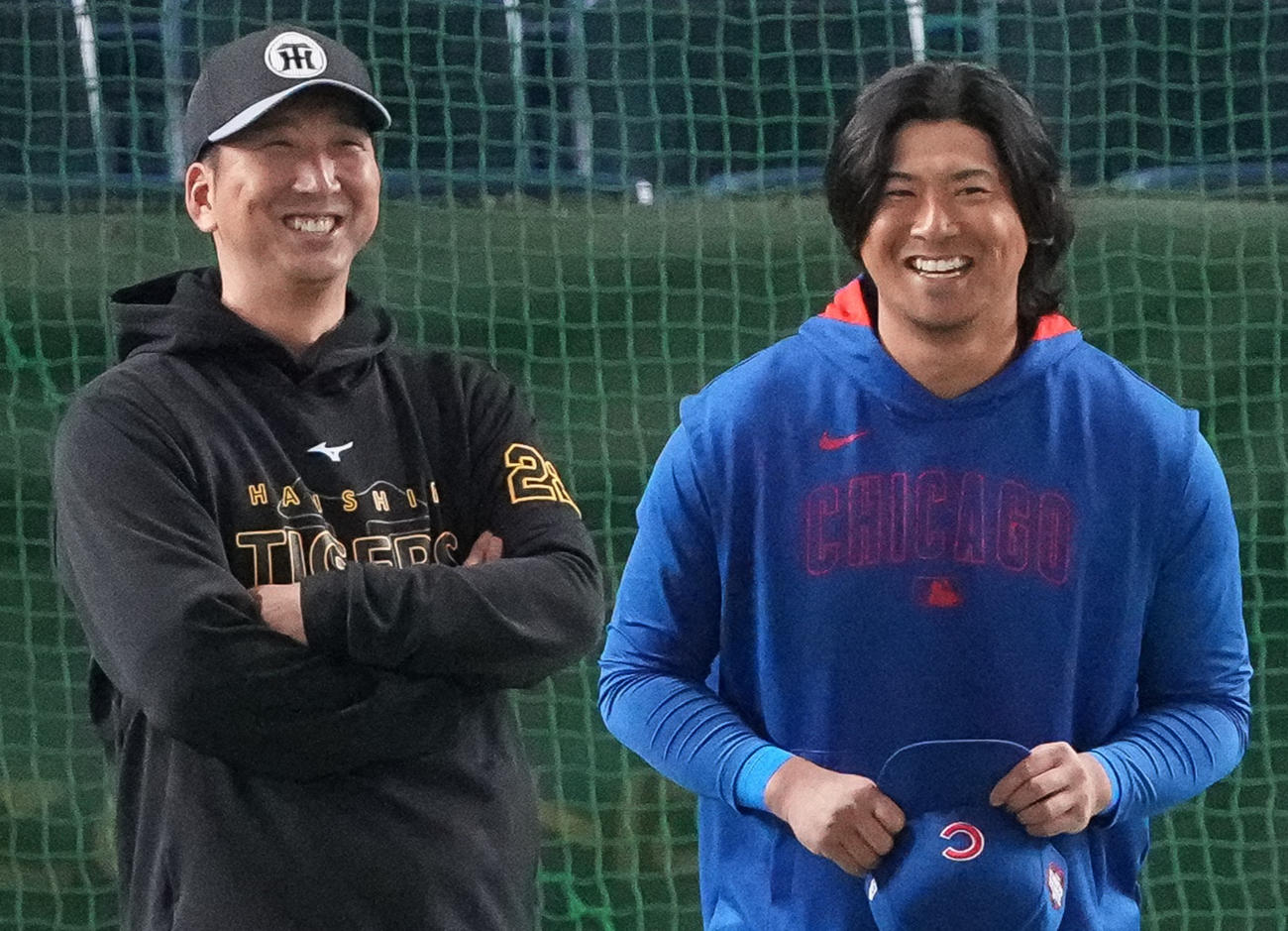 阪神藤川監督（左）と談笑するカブス今永（撮影・鈴木みどり）