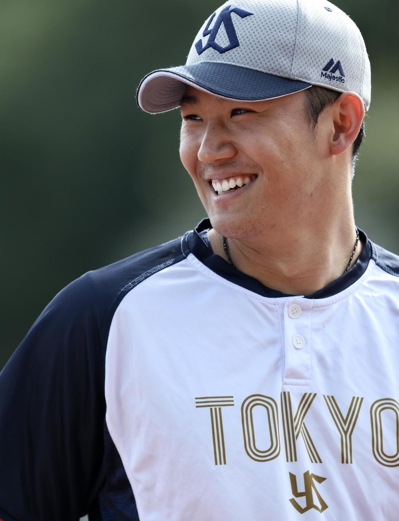 ヤクルト対オリックス　試合前、笑顔でウォーミングアップするヤクルト奥川（撮影・河田真司）