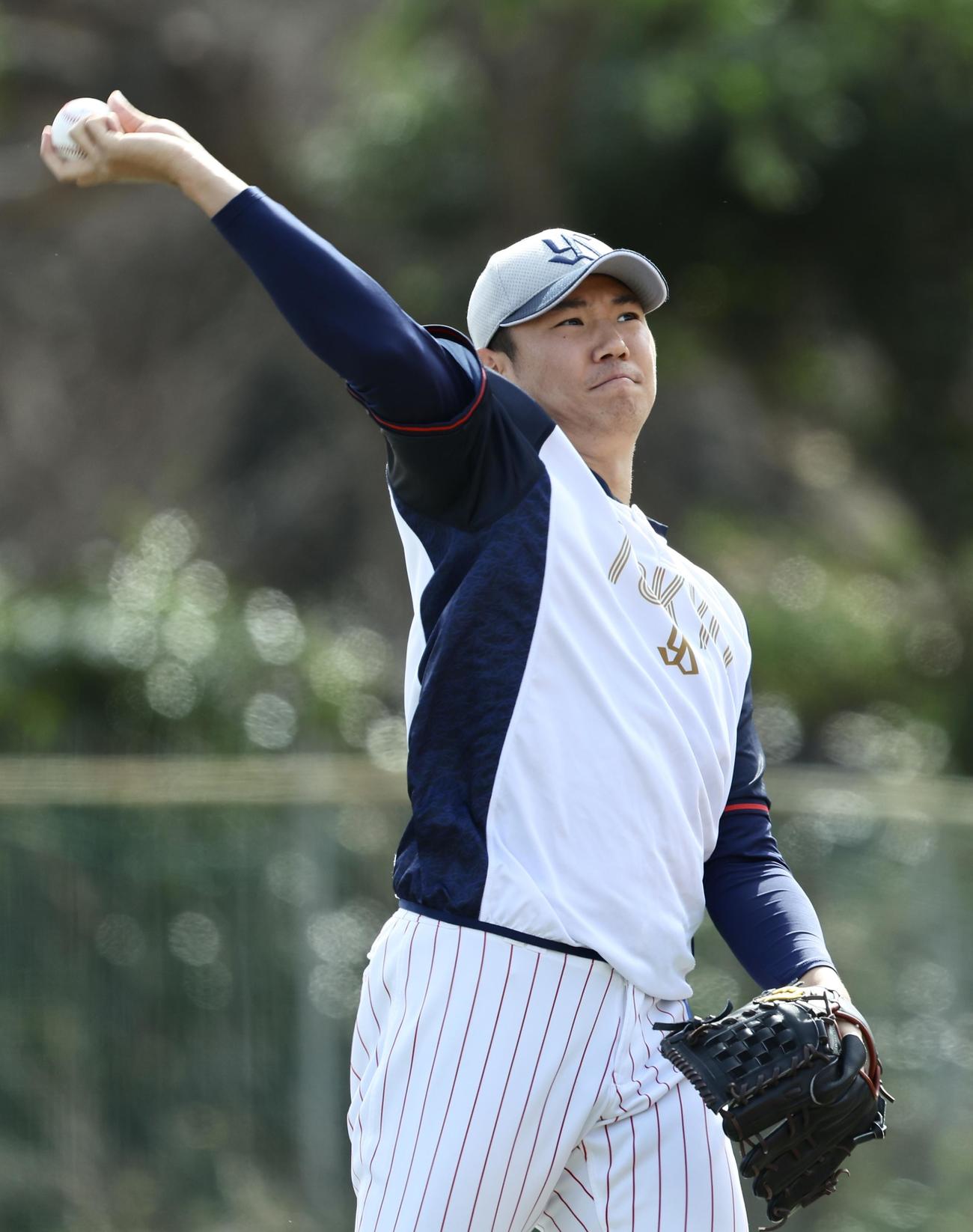 ヤクルト対オリックス　試合前、キャッチボールするヤクルト奥川（撮影・河田真司）
