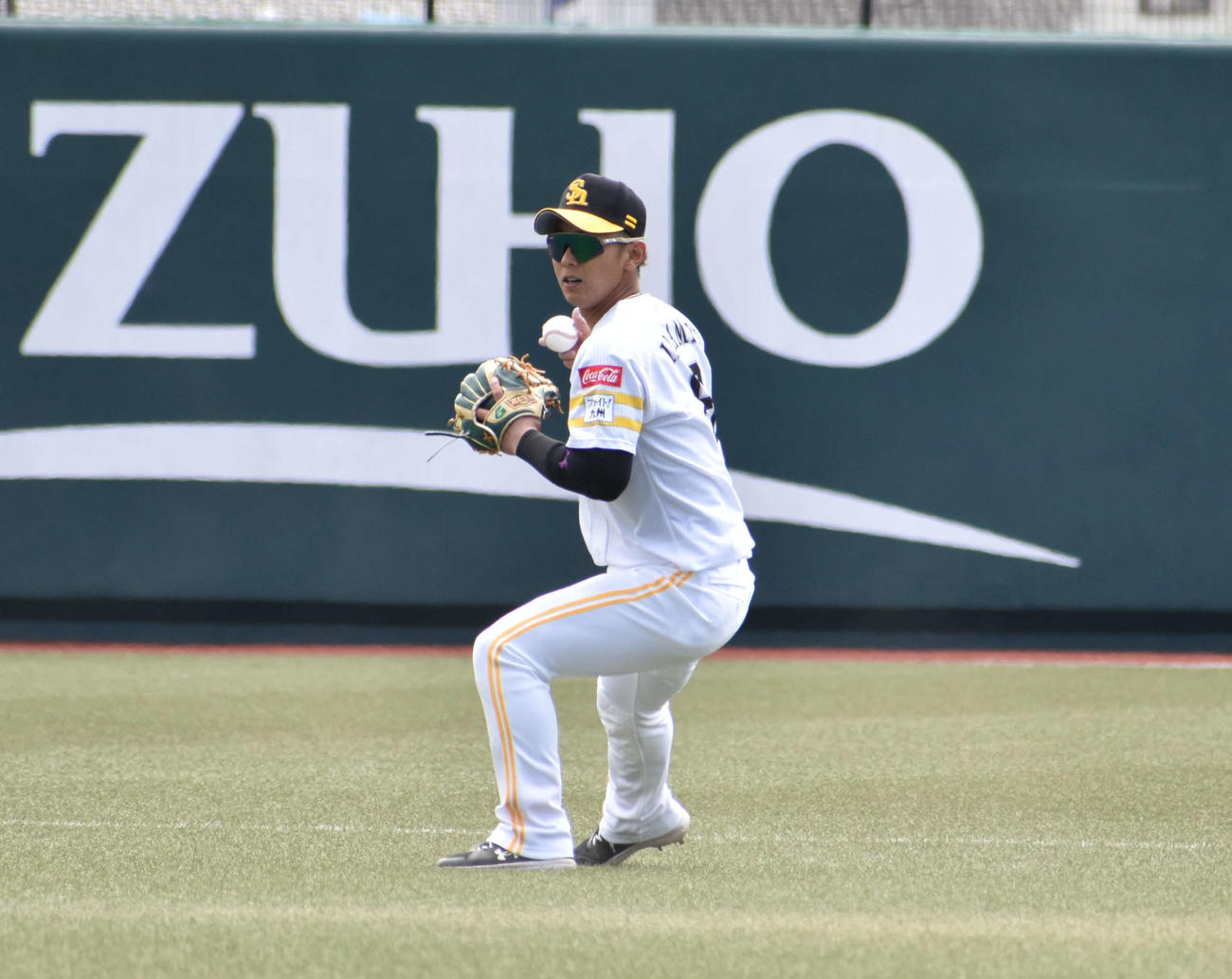 ソフトバンク2軍対中日2軍　1回表2死一、二塁、宇佐見の遊ゴロを一塁へ送球する今宮（撮影・只松憲）