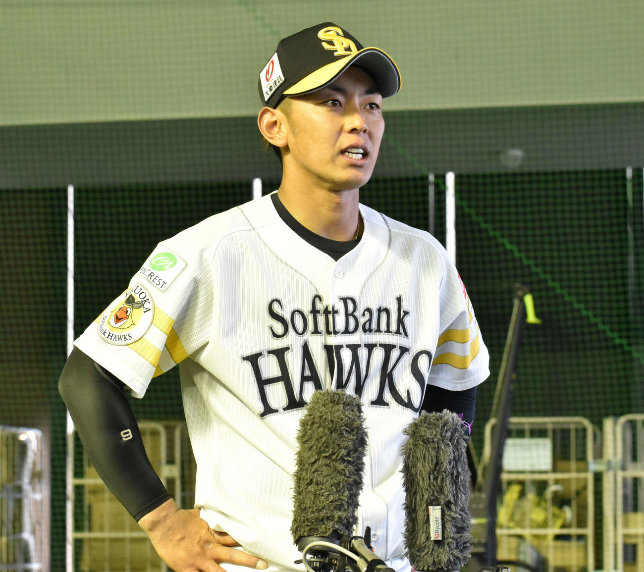 ソフトバンク2軍対中日2軍　今季初実戦を終えて取材に応じる今宮（撮影・只松憲）
