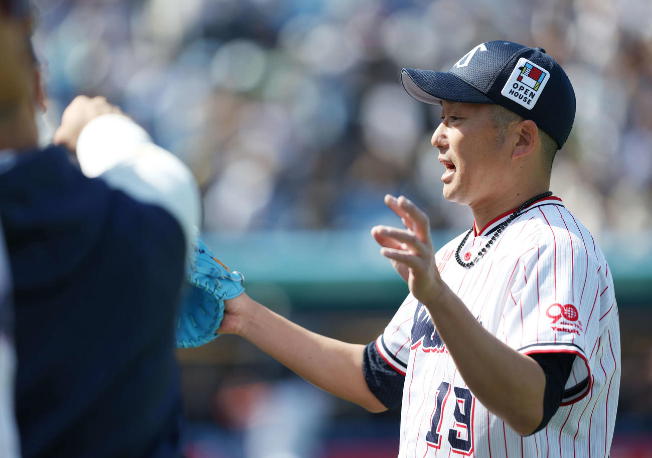 ヤクルト対オリックス　1回表を抑えベンチに戻る石川（撮影・河田真司）