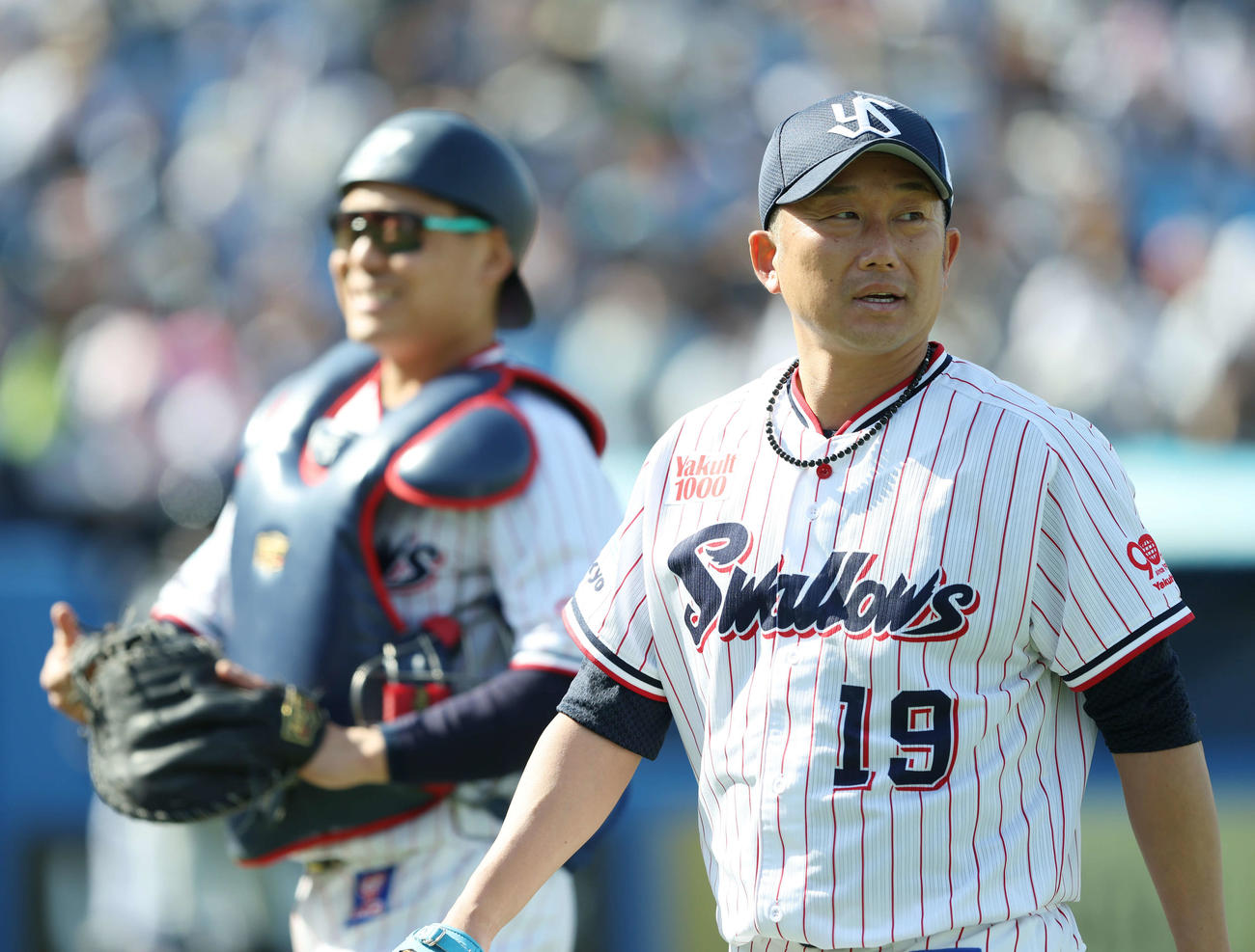 ヤクルト対オリックス　4回表を抑えベンチに戻る石川（手前）と中村（撮影・河田真司）