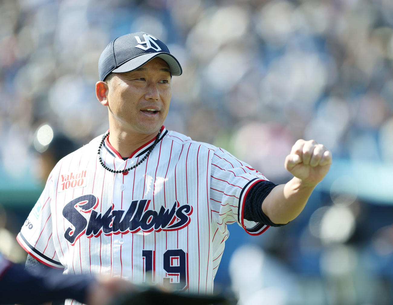 ヤクルト対オリックス　4回表を抑え、ナインを迎える石川（撮影・河田真司）