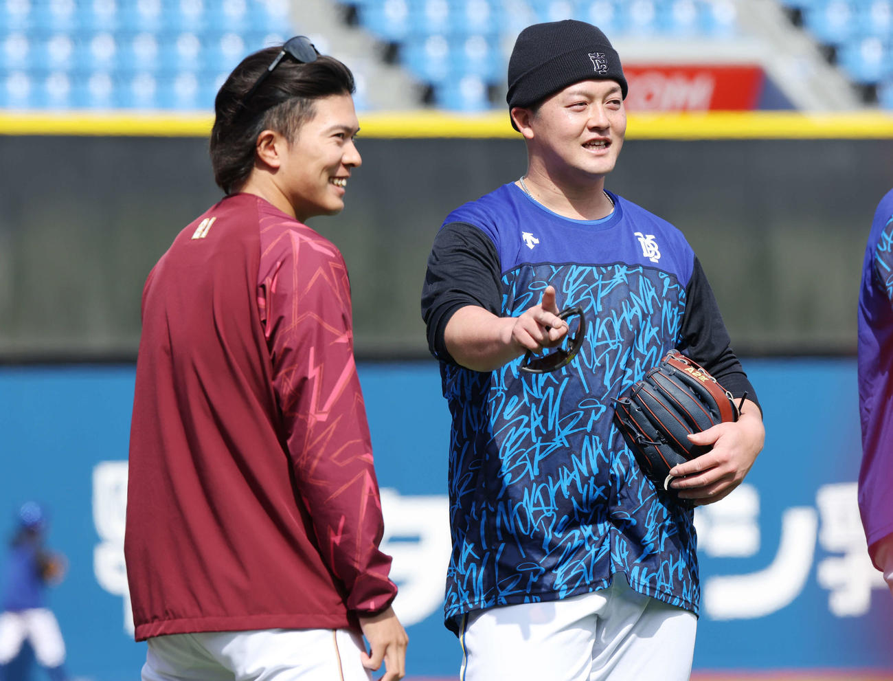 DeNA対楽天　試合前、談笑する楽天早川（左）とDeNA牧（撮影・宮地輝）