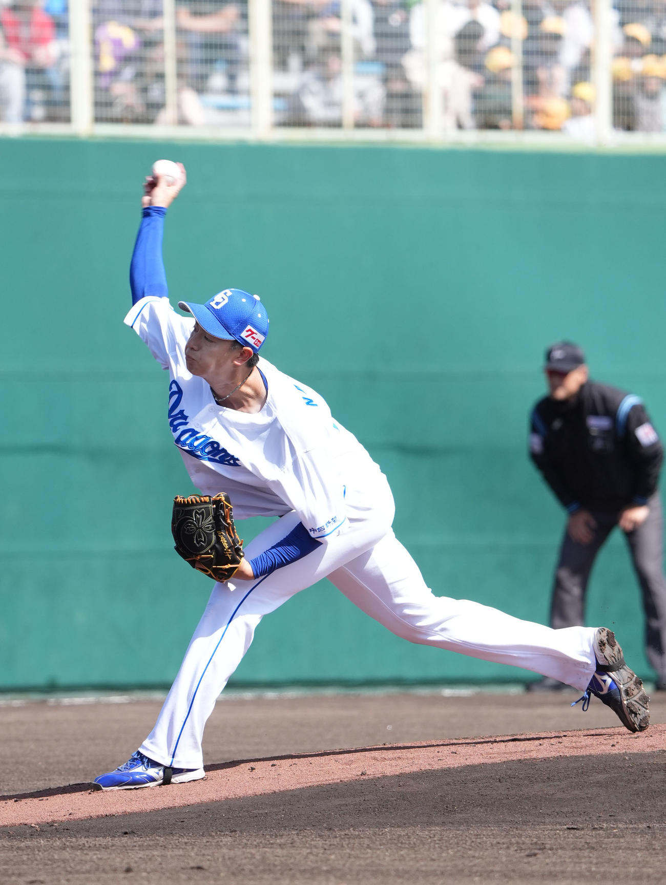 中日対西武　1回表、登板する中日先発の仲地（撮影・森本幸一）
