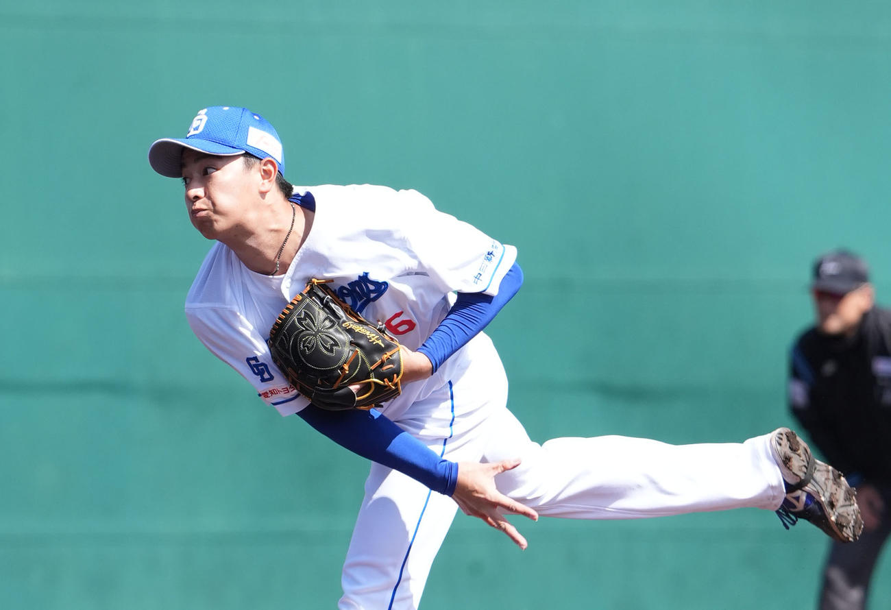 中日対西武　1回表、登板する中日先発の仲地（撮影・森本幸一）
