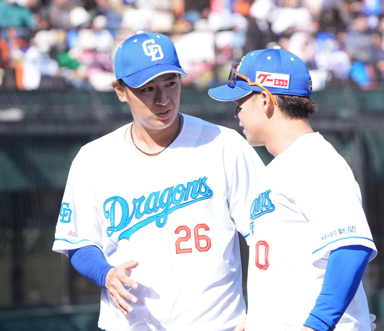 中日対西武　4回表終了、辻本と言葉を交わしベンチへ戻る仲地（左）（撮影・森本幸一）