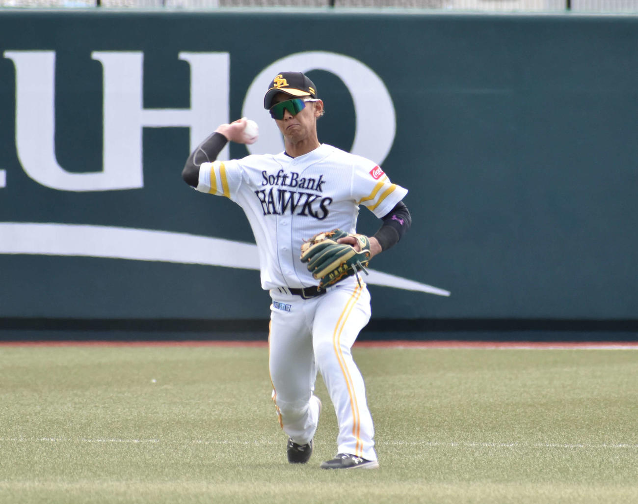 ウエスタン・リーグ　ソフトバンク対中日　1回表2死一、二塁、宇佐見の遊ゴロを一塁へ送球する今宮（撮影・只松憲）