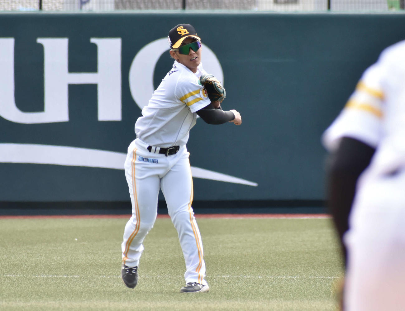 ウエスタン・リーグ　ソフトバンク対中日　1回表2死一、二塁、宇佐見の遊ゴロを一塁へ送球する今宮（撮影・只松憲）