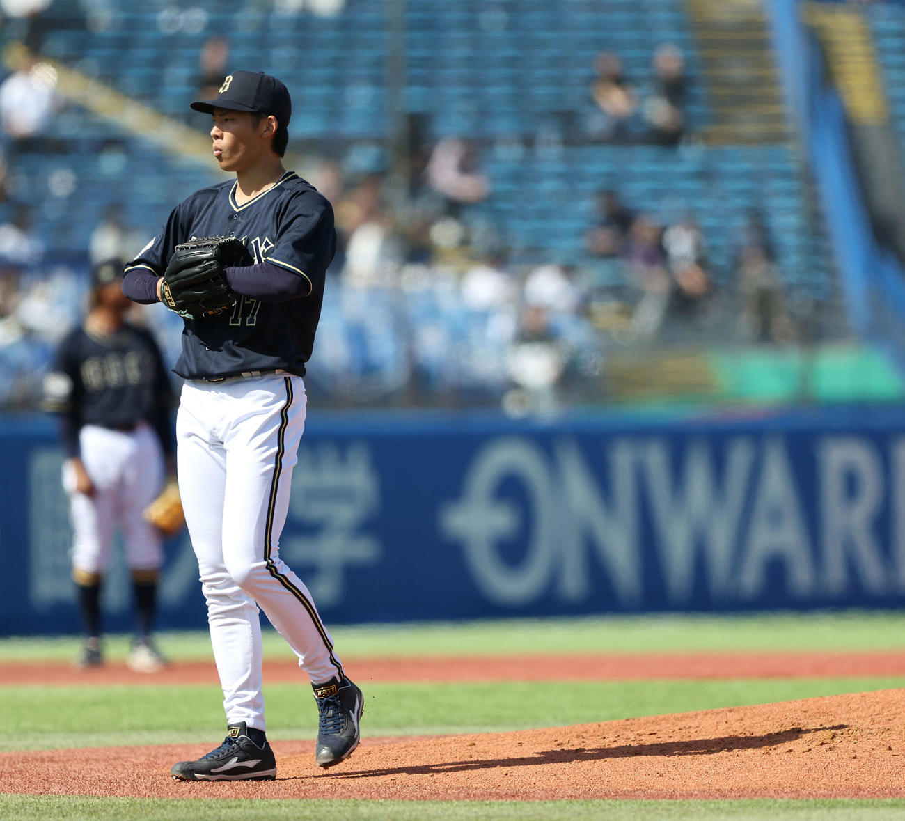 ヤクルト対オリックス　1回裏ヤクルト1死一塁、サンタナに右越え逆転2点本塁打を浴びる曽谷（撮影・河田真司）