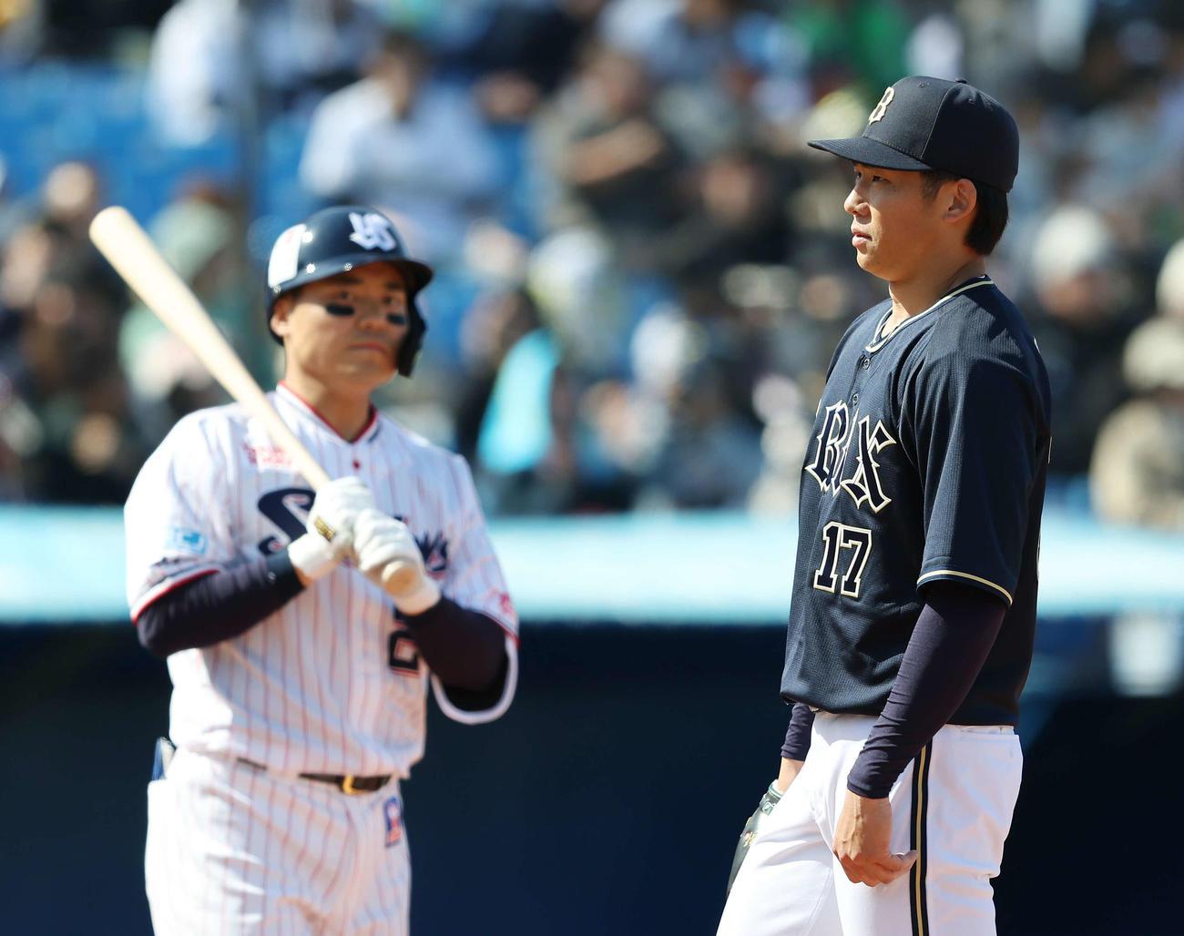 ヤクルト対オリックス　2回ヤクルト1死二塁、打者中村（左）の時、暴投し二走茂木の進塁を許す曽谷（撮影・河田真司）