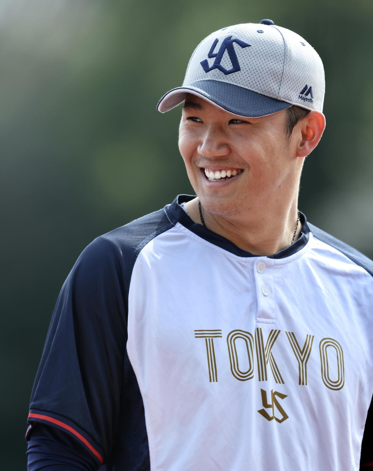 ヤクルト対オリックス　試合前、笑顔でウォーミングアップするヤクルト奥川（撮影・河田真司）
