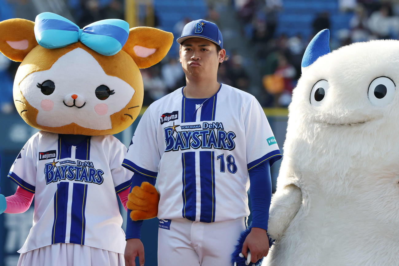 DeNA対楽天　勝利し整列する左からDeNAのDB．キララ、小園、バート（撮影・宮地輝）