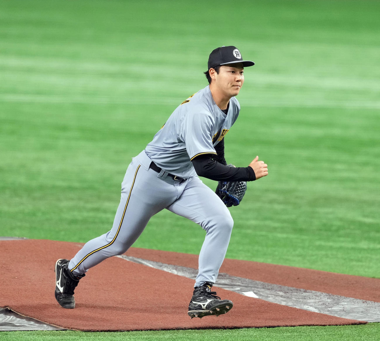 投内連携で軽快な動きを見せる阪神木下（撮影・たえ見朱実）