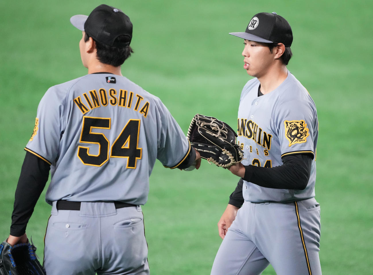 キャッチボールを終え、木下（左）とタッチを交わす神工藤（撮影・鈴木みどり）