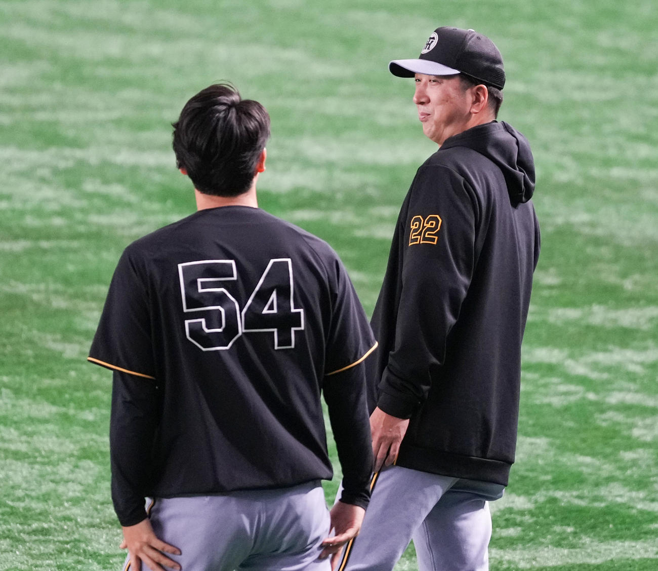 木下（左）に声をかける阪神藤川監督（撮影・鈴木みどり）