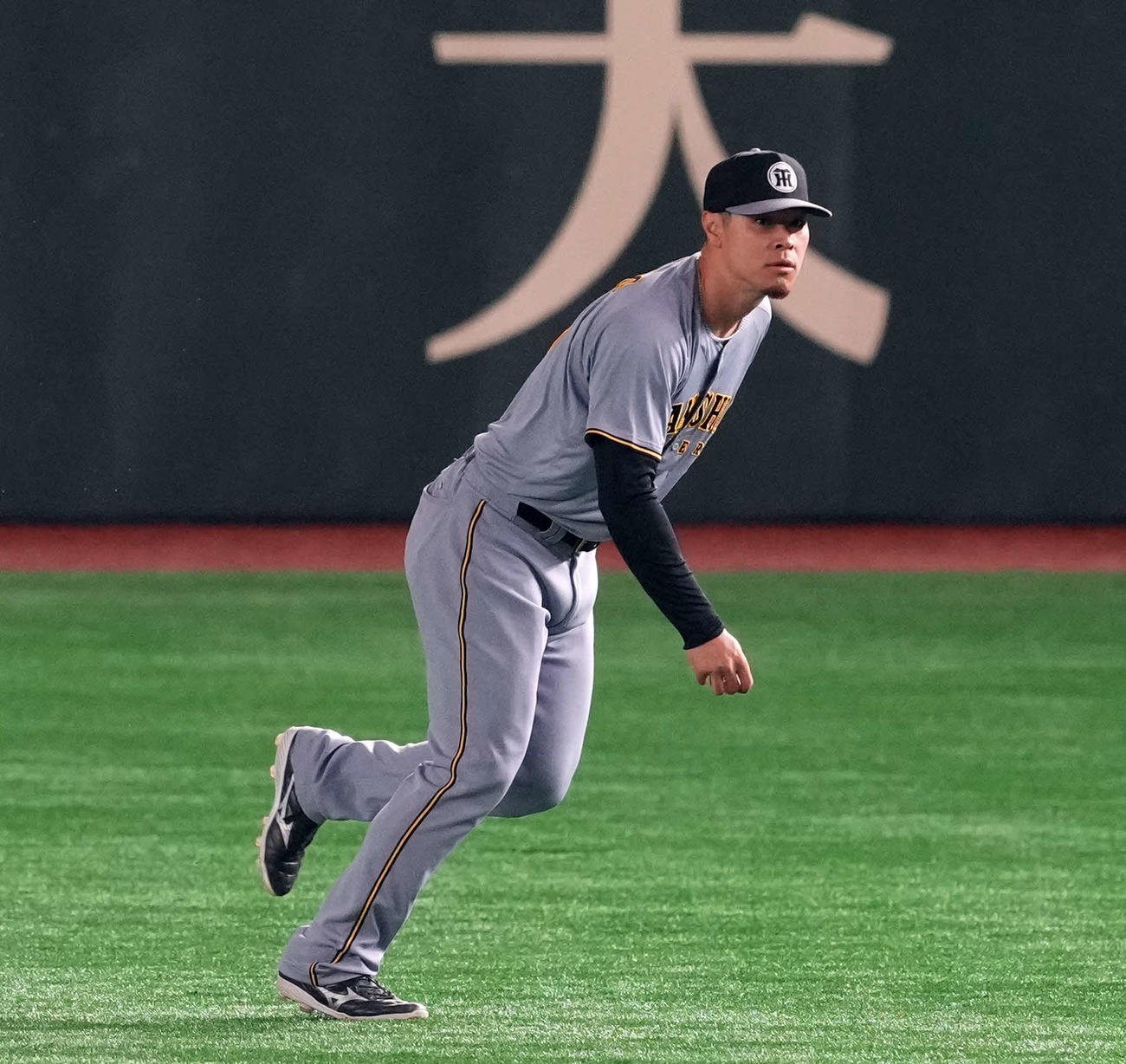 右翼手の守備に就く阪神佐藤輝（撮影・たえ見朱実）