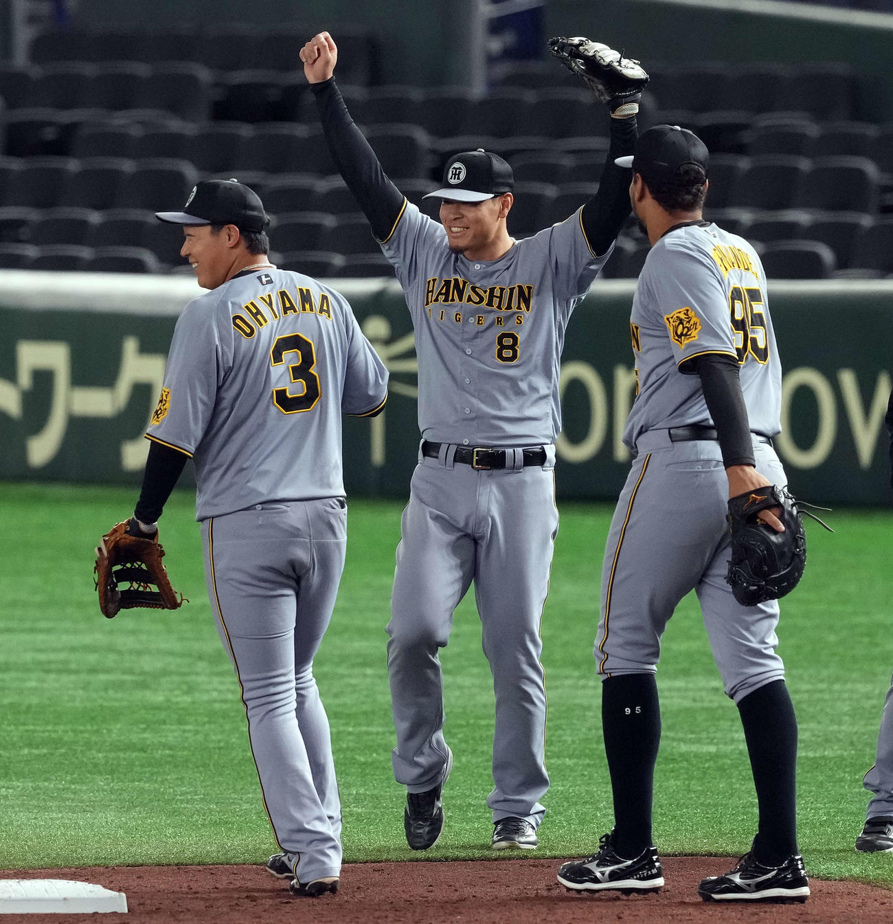練習中、ガッツポーズを決める阪神佐藤輝（撮影・たえ見朱実）