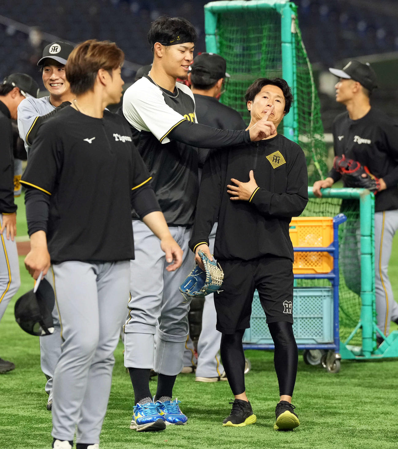 スタッフにちょっかいを出す阪神佐藤輝（撮影・たえ見朱実）