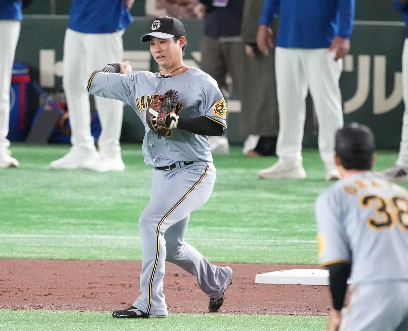 三塁でノックを受ける阪神木浪（撮影・鈴木みどり）