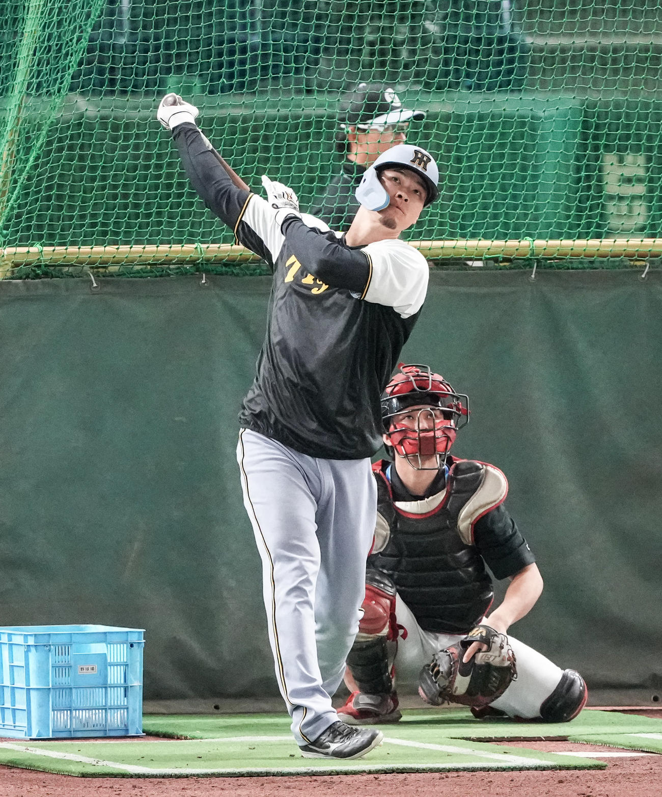 打撃練習する阪神佐藤輝（撮影・鈴木みどり）