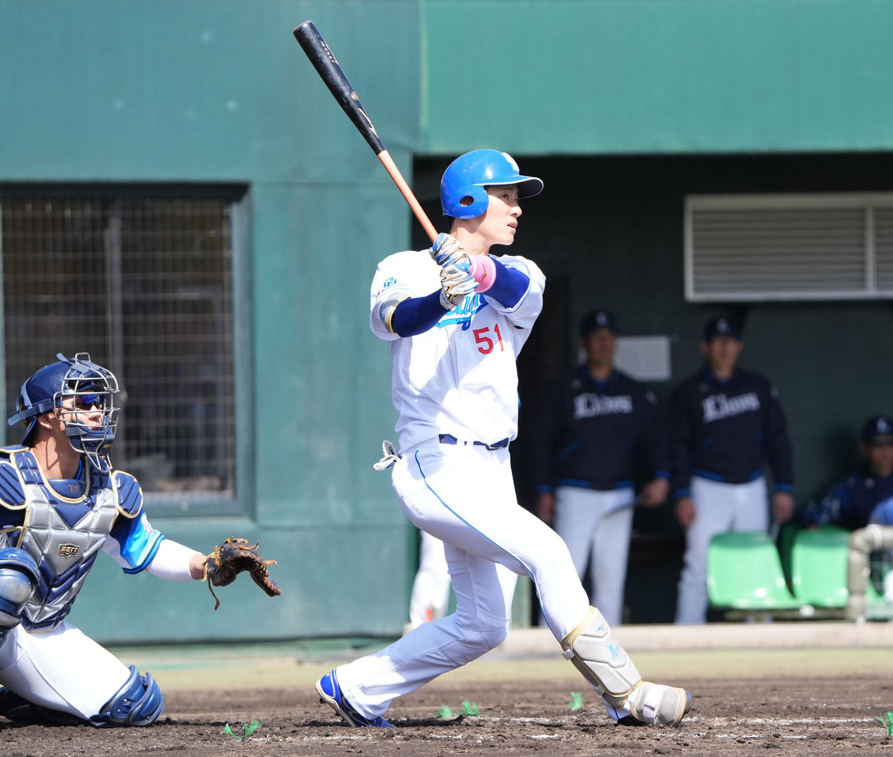 中日対西武　1回裏中日1死一塁、右越え2点本塁打を放つ上林（撮影・森本幸一）